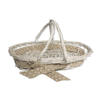 Presentation basket in white wicker