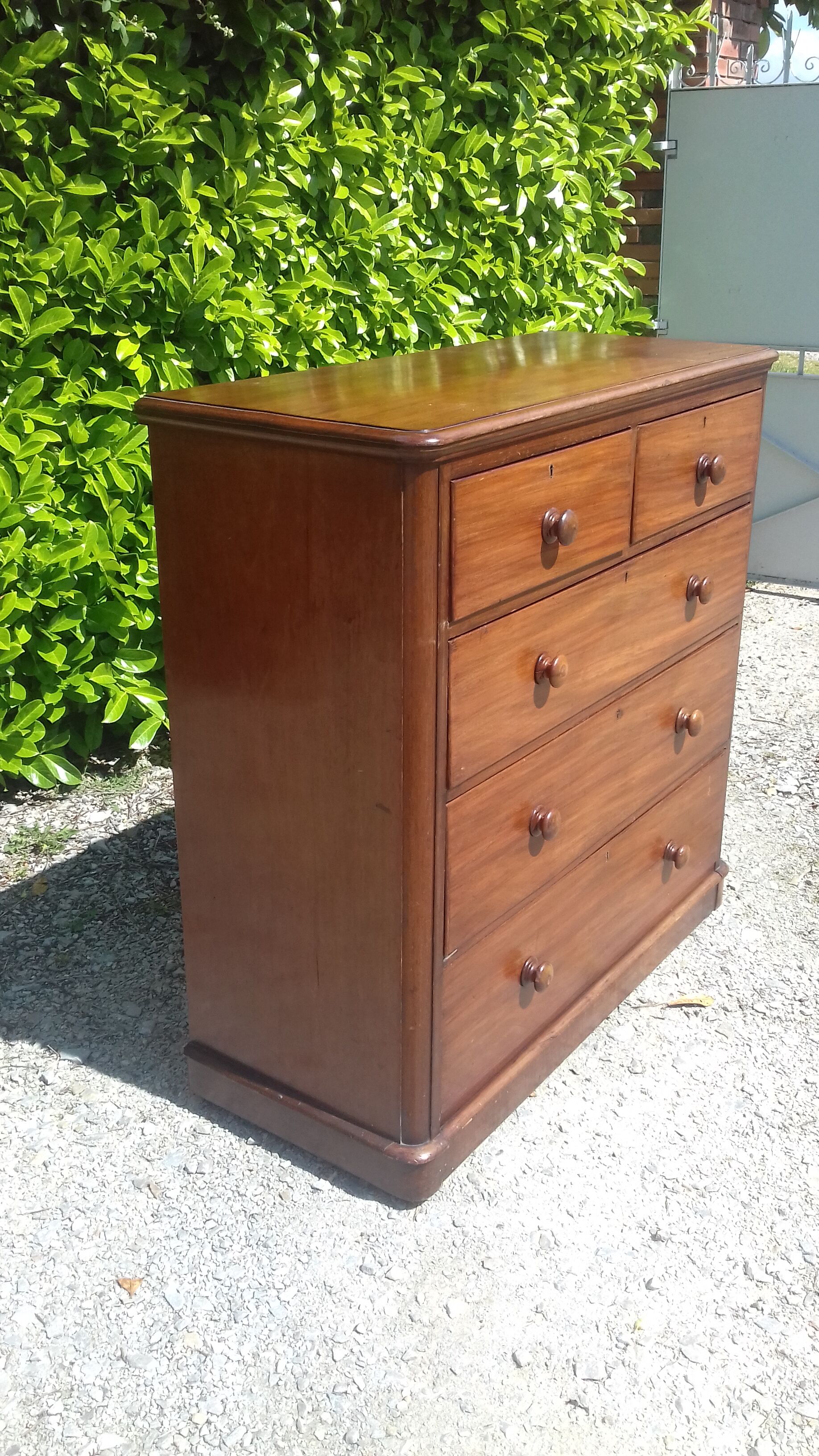 Victorian chest of drawers 5 19th century mahogany drawers.