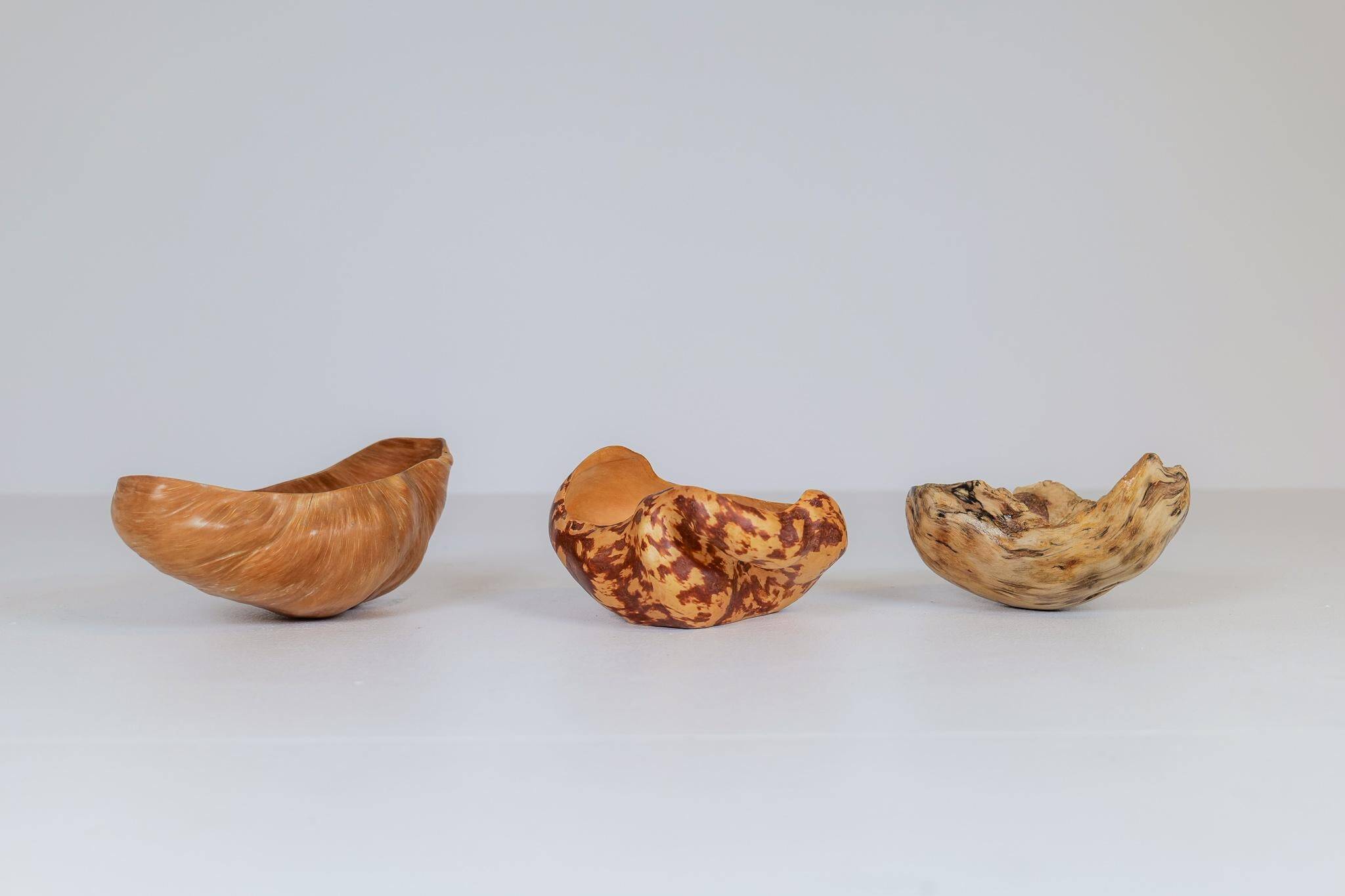 Set of 3 bowls in organic burl wood from Swedish folk art, circa 1960-1970.