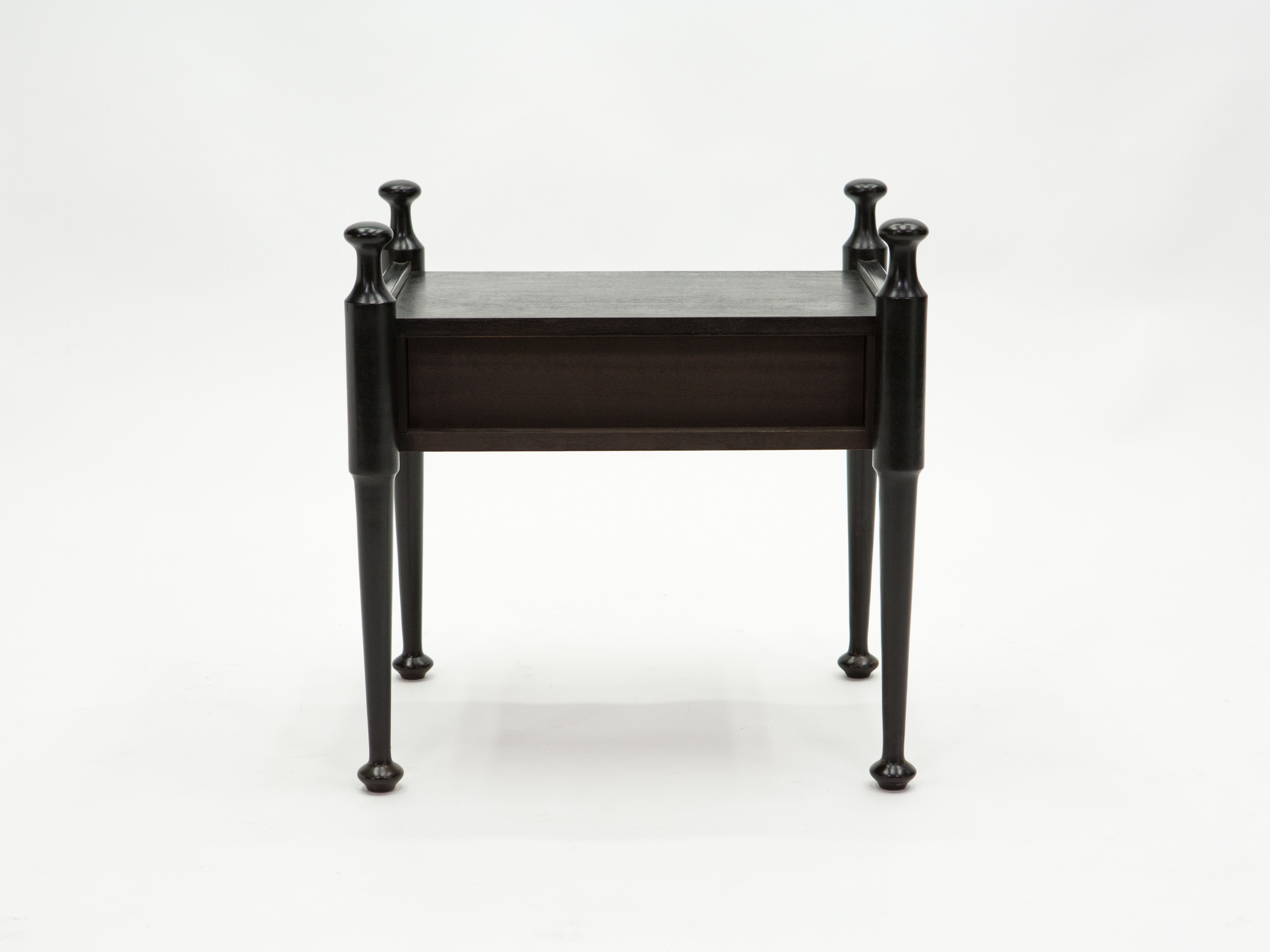 Paire de chevets en chêne teinté noir et laiton vers 1970
