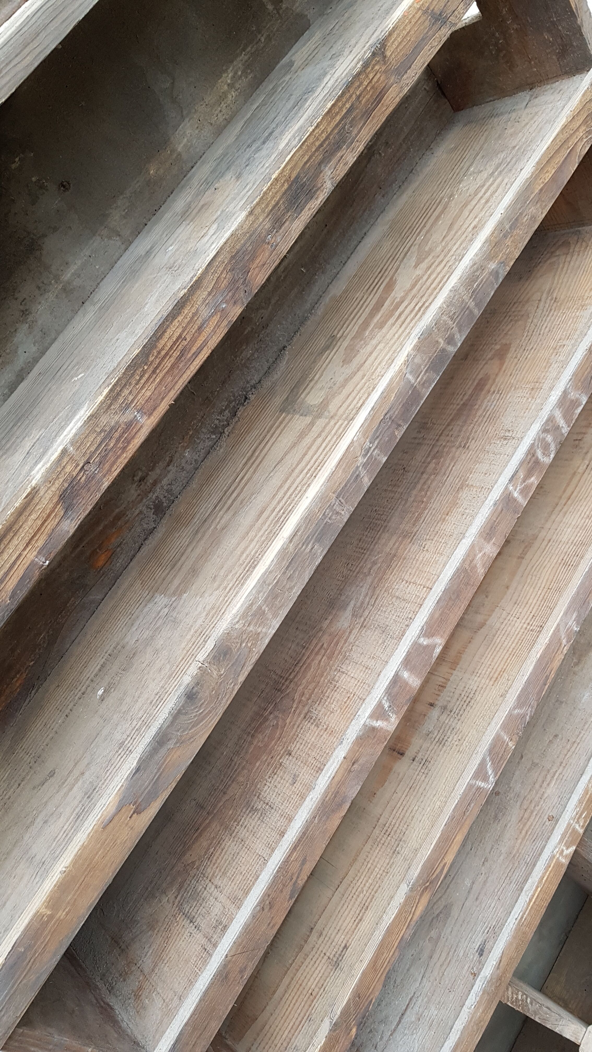 Former wood furniture in compartmentalized wood