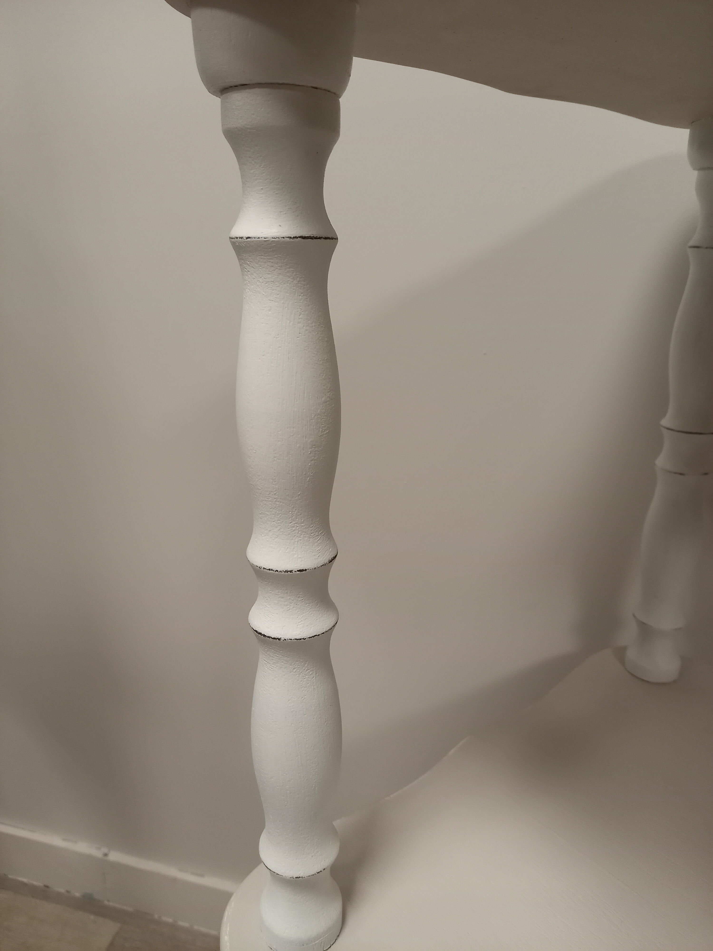 Beige and white patinated square saddle