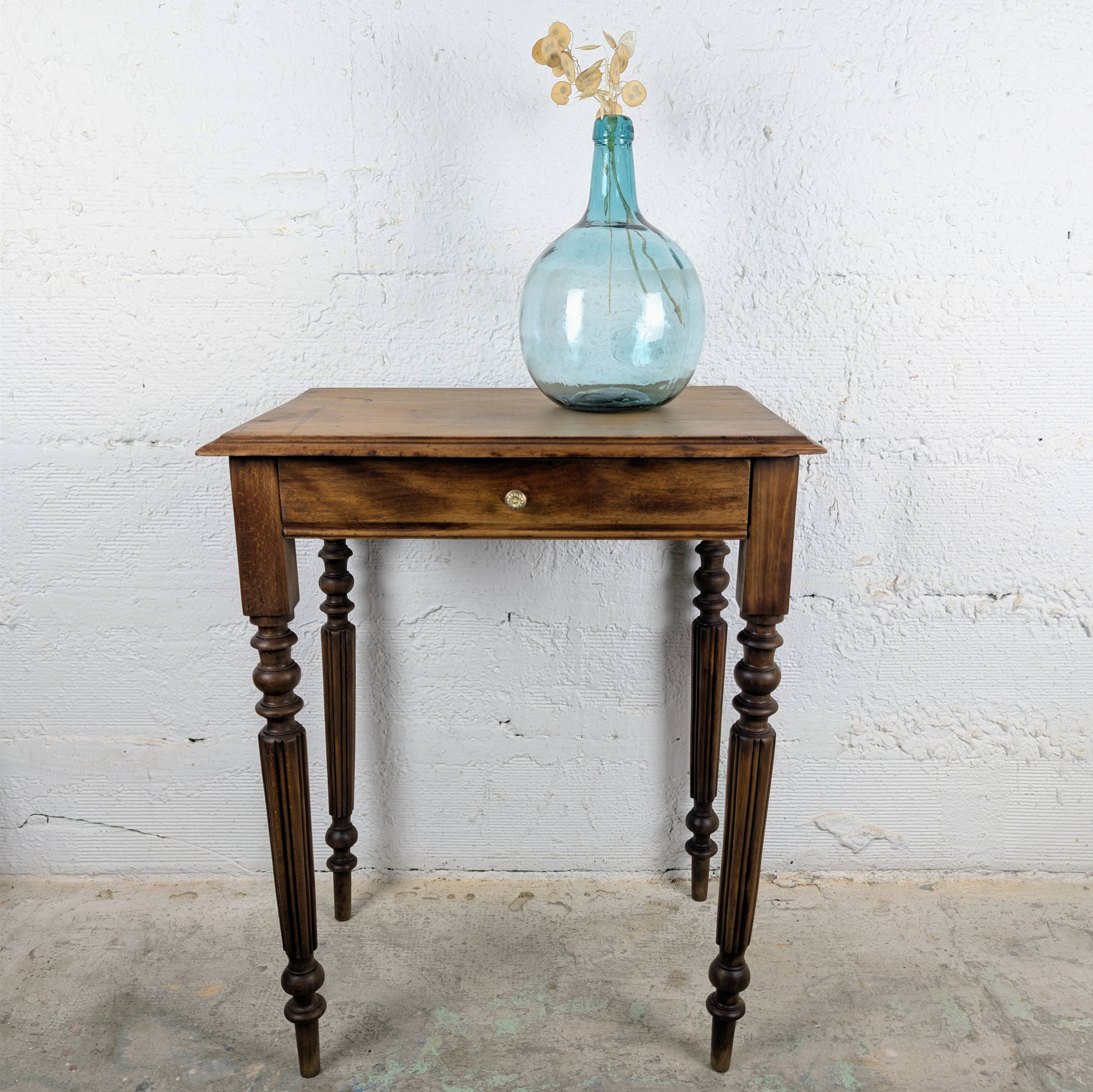 The small table with Louis XVI charm.