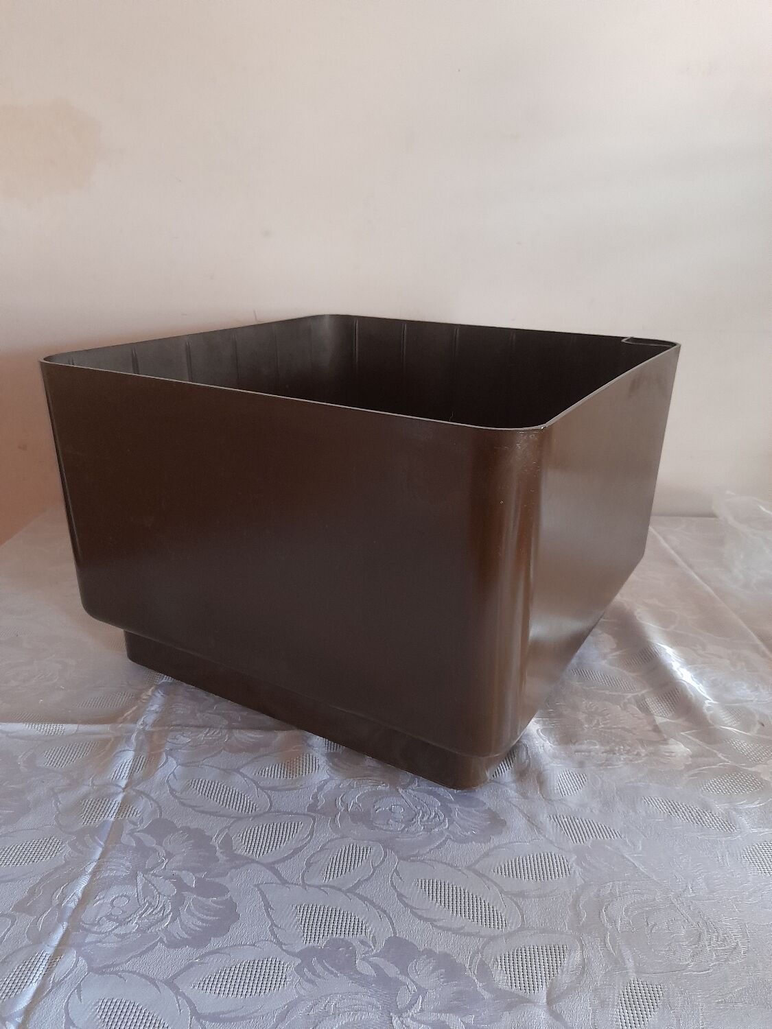 Flower box with water reserve year 1980