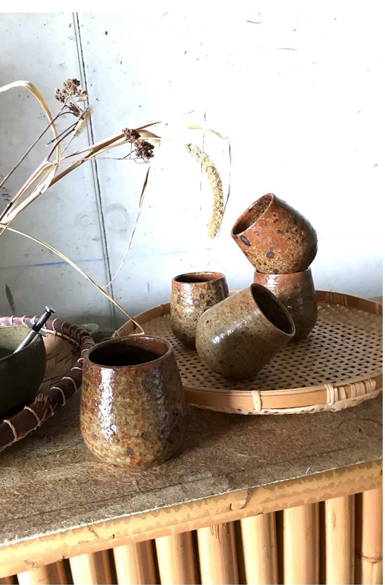 5 mugs en grés pyrite