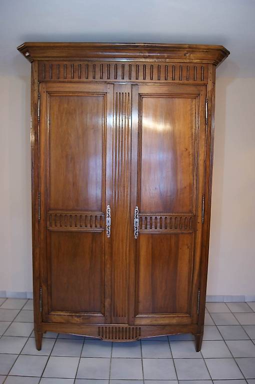 Armoire en noyer d'époque Louis XVI