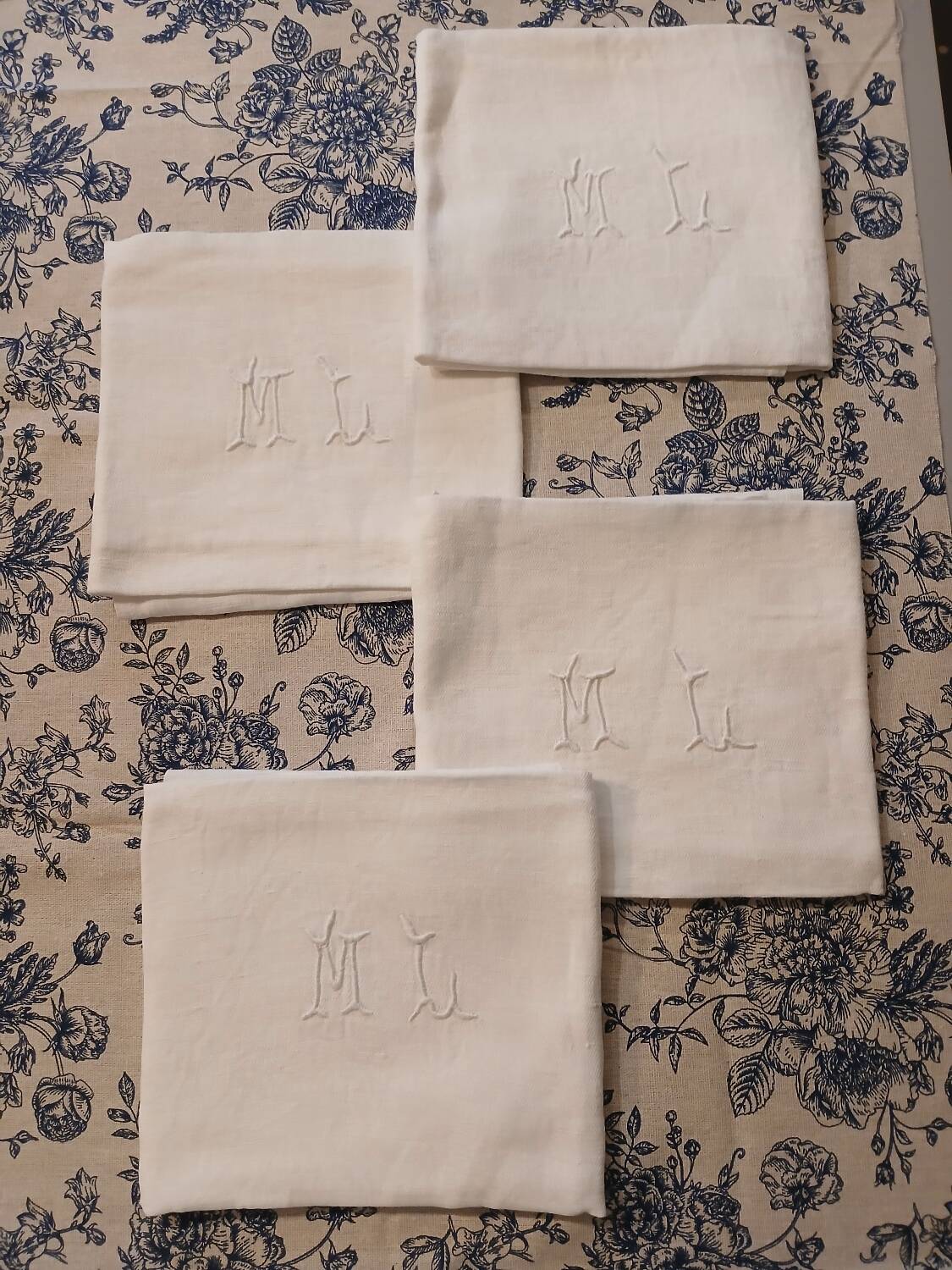 7 napkins with embroidered initials ML