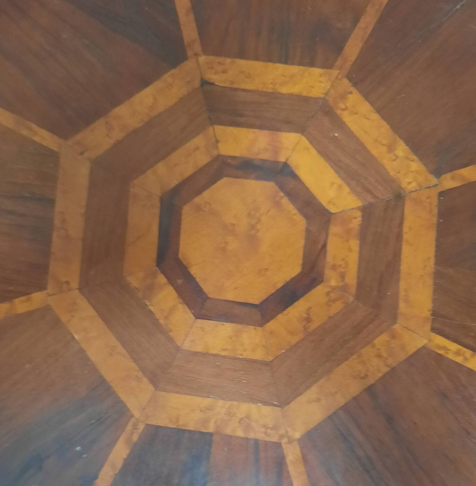 Polylobed gueridon in marquetry
