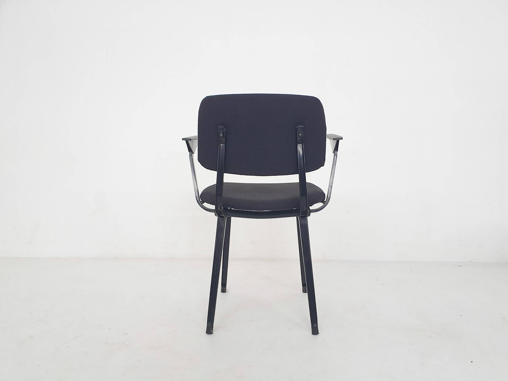 Friso Kramer for Ahrend de Cirkel "revolt" chair with arm remains, The Nether