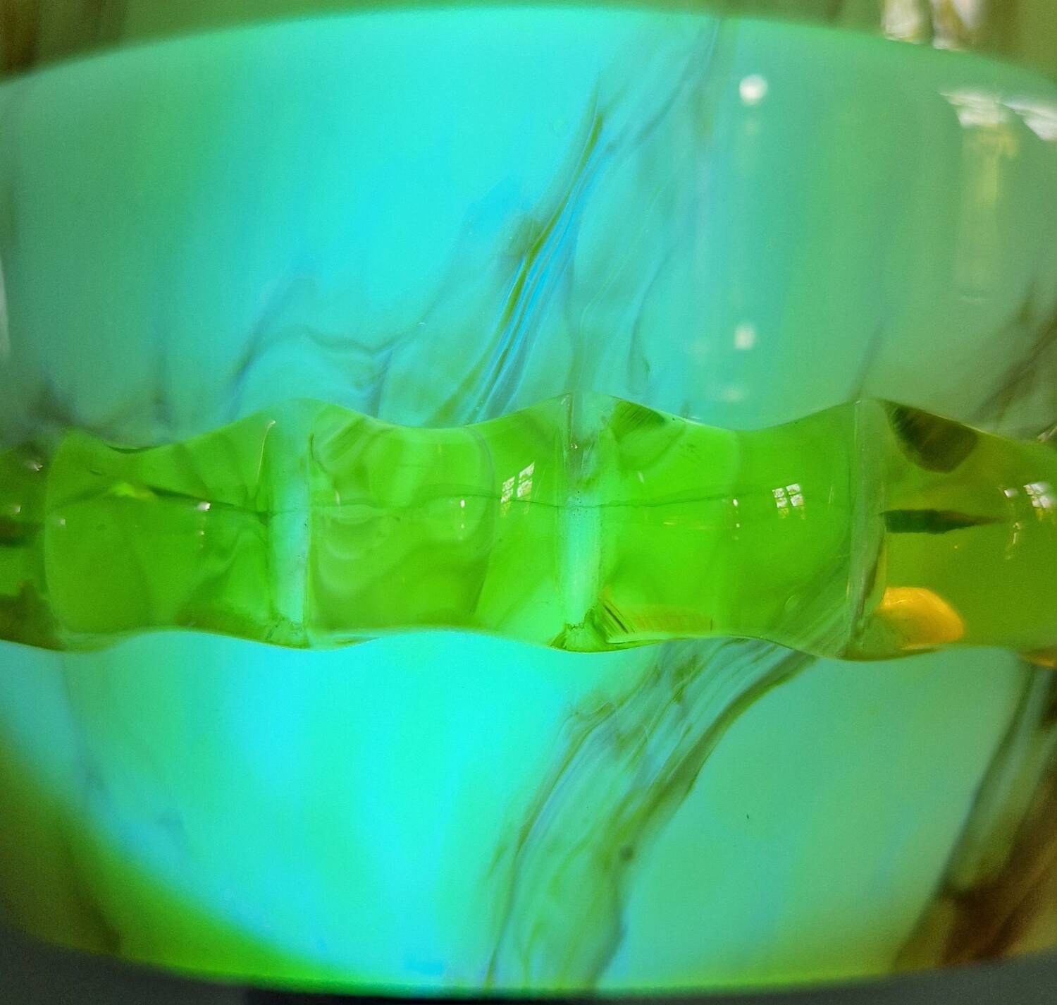 Duo de suspensions Art Déco en opaline et ouraline, 1920-30