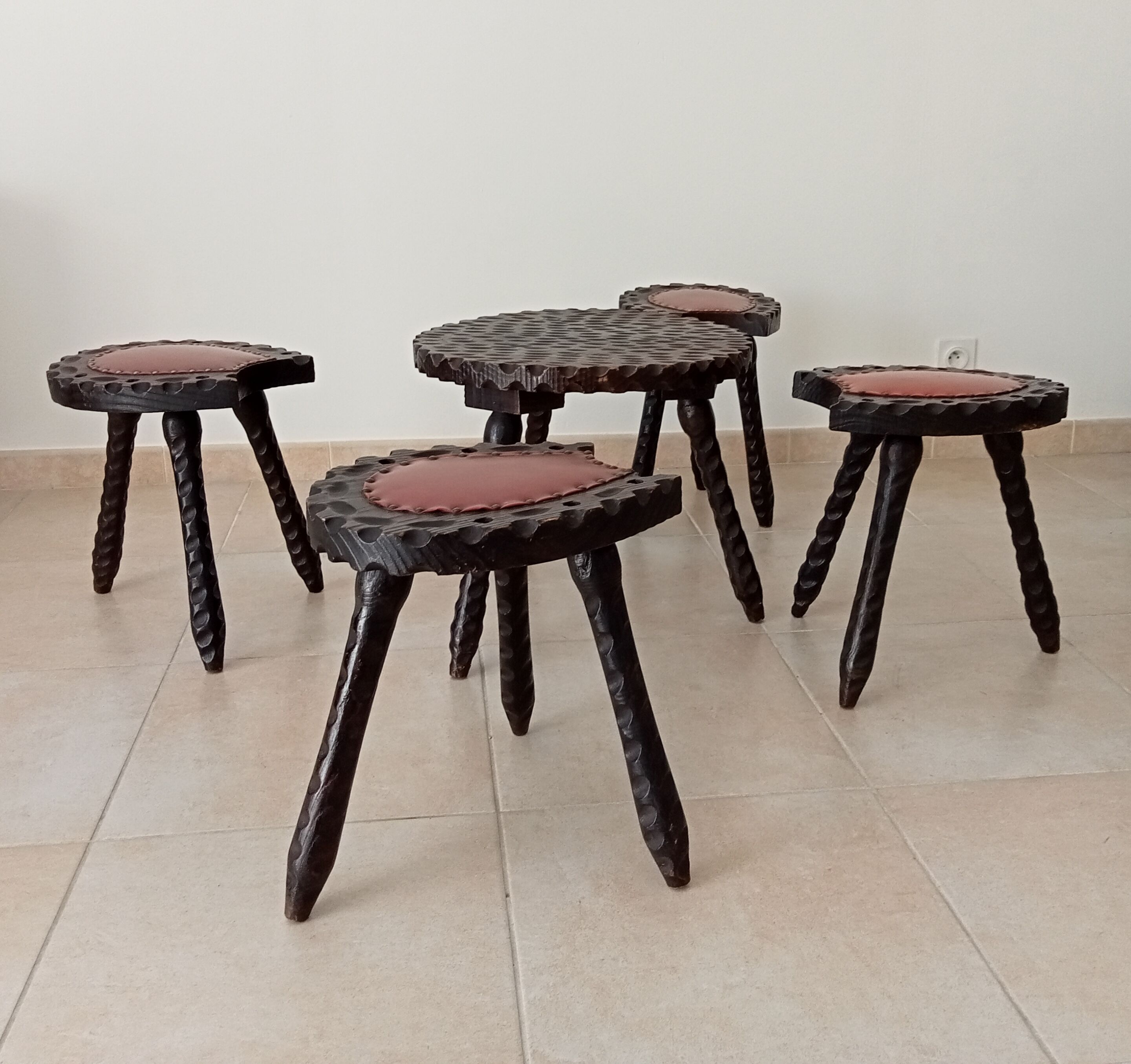 Ensemble de 5 tabourets et une table tripode brutaliste espagnol années 60