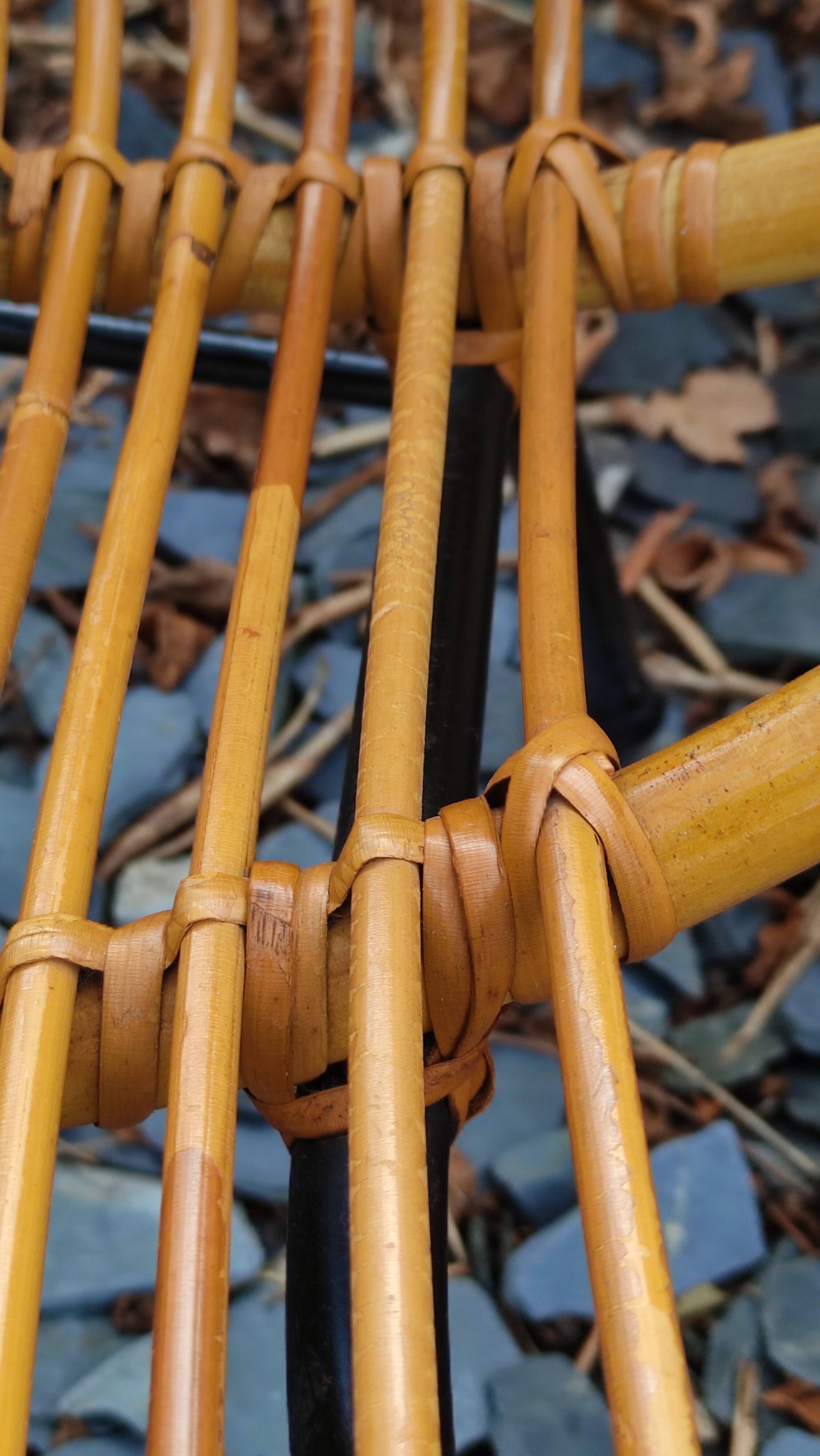 Paire de fauteuils coquilles ou corbeille en rotin tressé, pieds en métal
