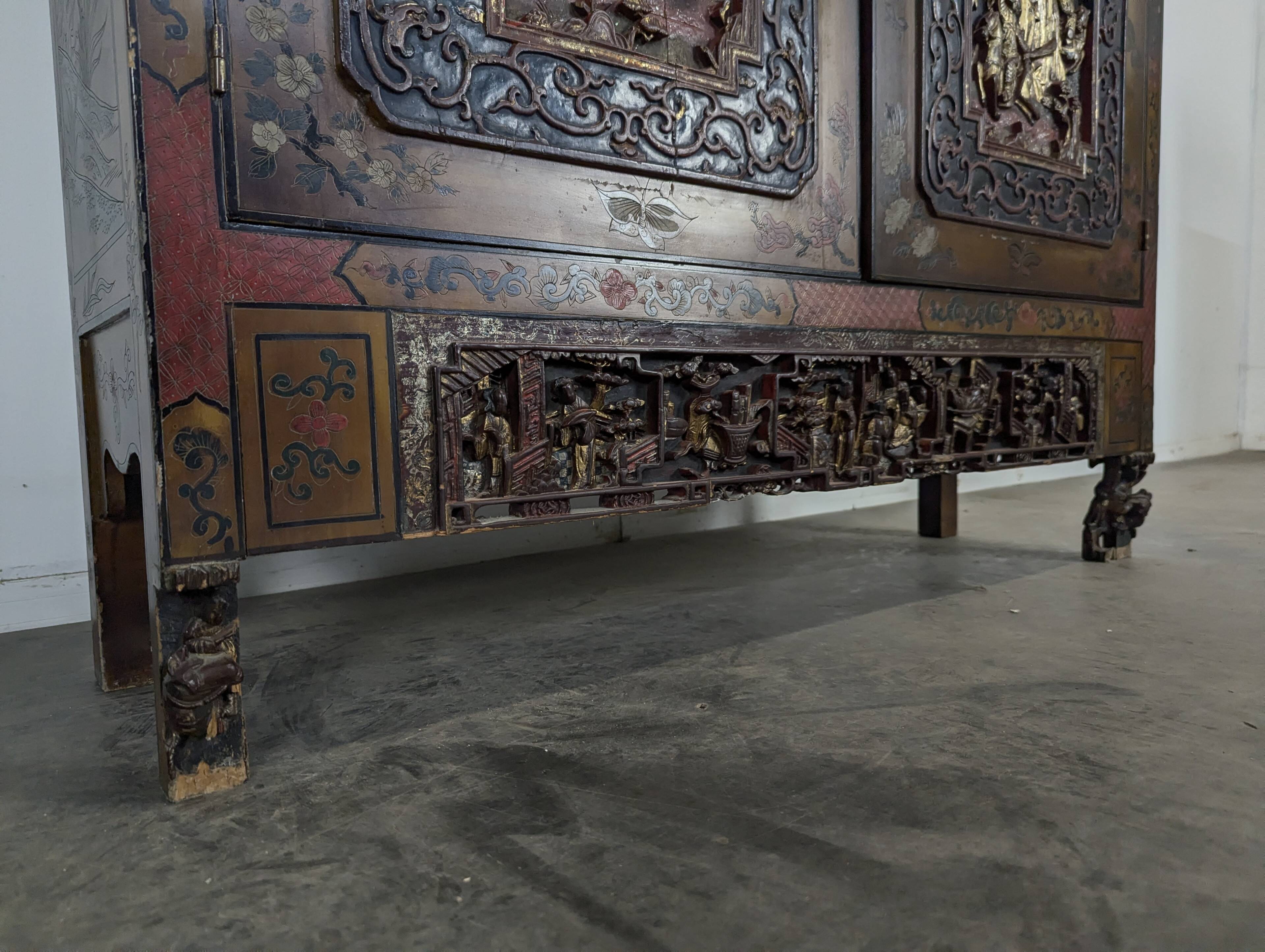 Vitrine cabinet chinois richement sculpté du début XXème