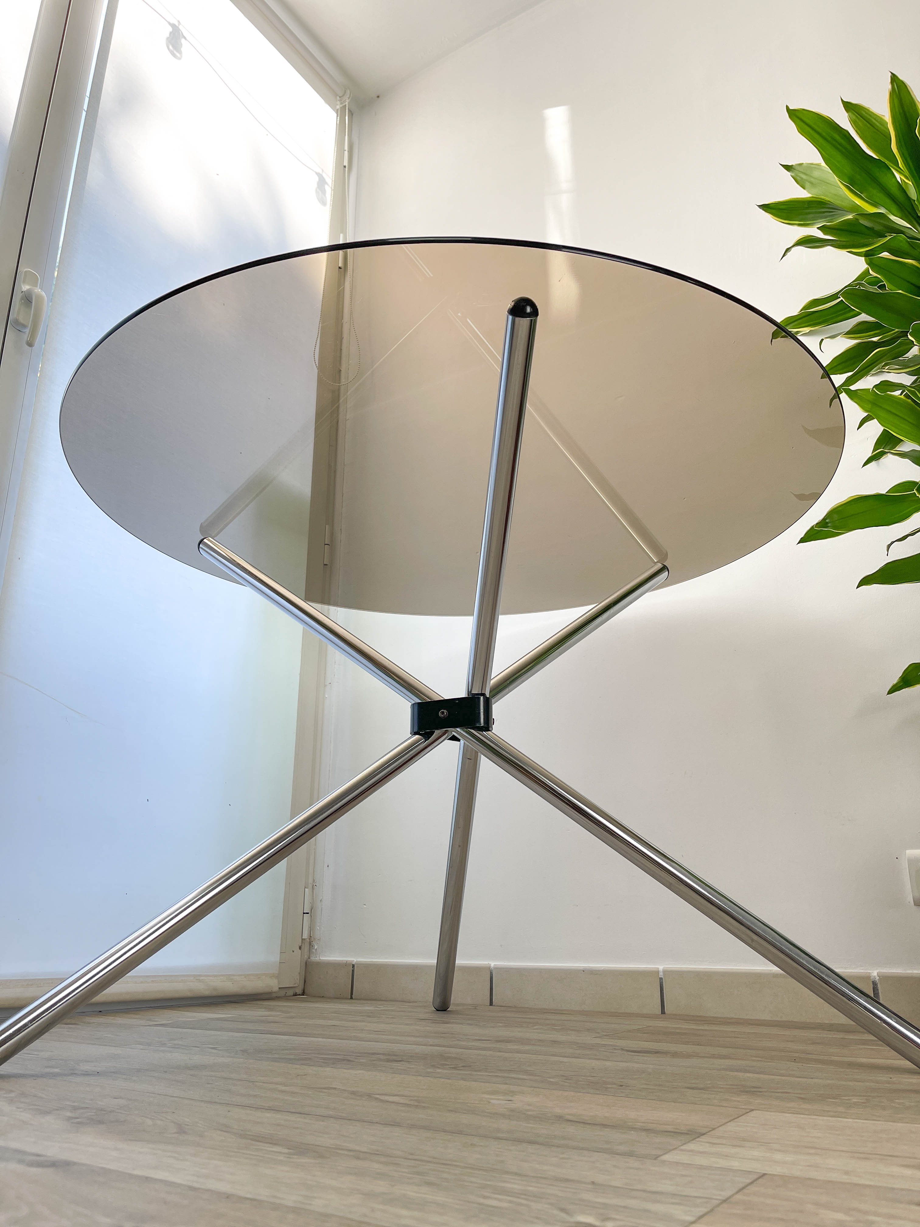 Round tripod table in smoked glass Roche Bobois 70