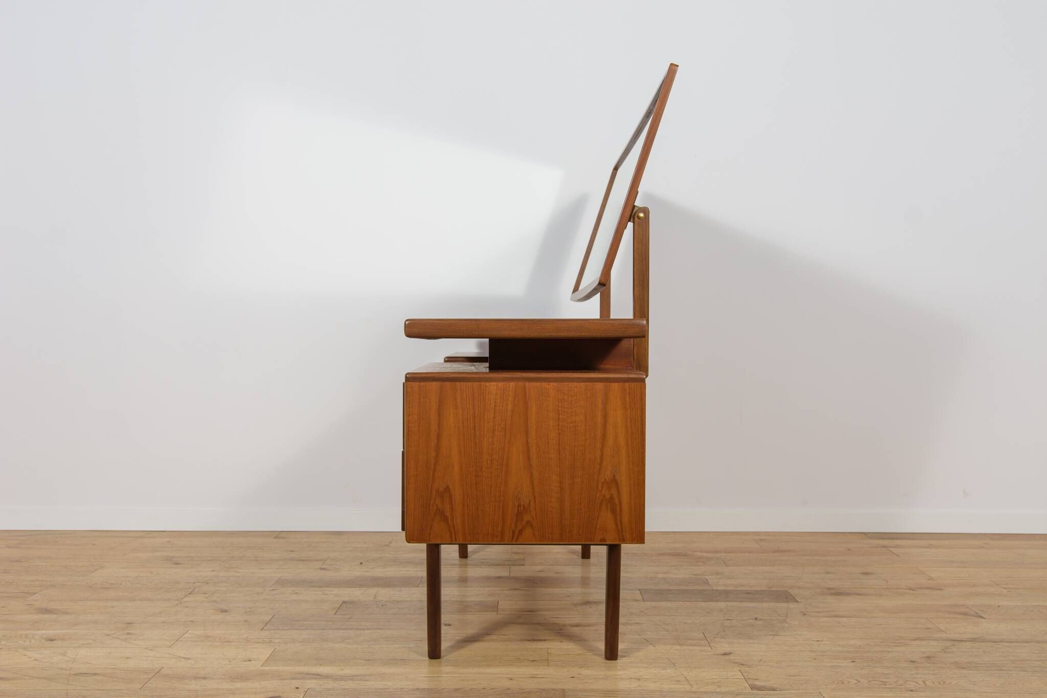 Table de maquillage en teck du milieu du siècle par Victor Wilkins pour G-Plan, Royaume-Uni, années 1960.