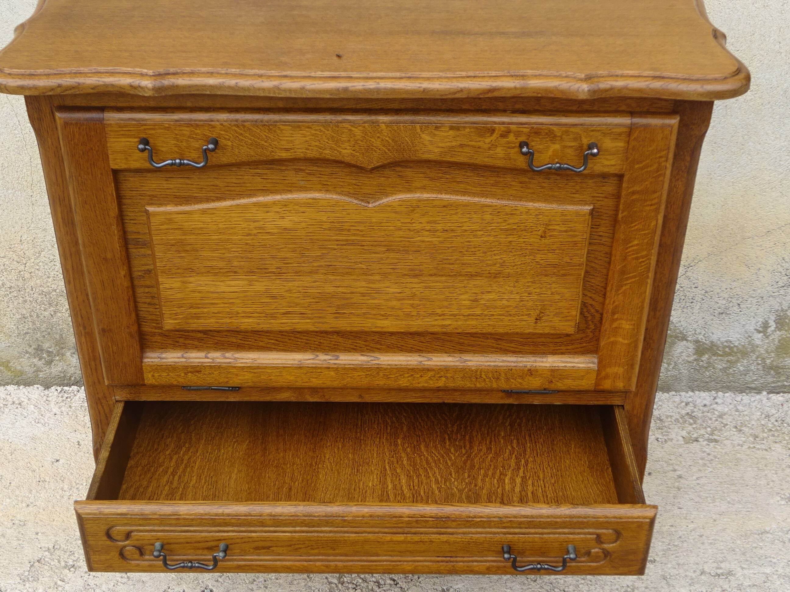 Small oak sideboard, 1 drop-down door and 1 drawer.