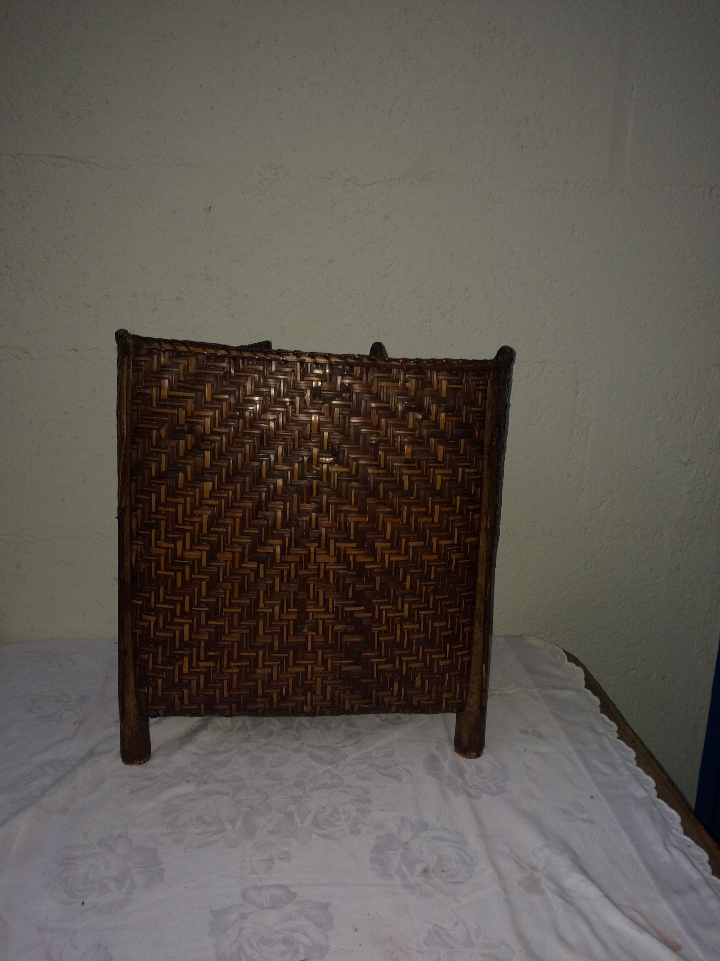 Put documents in two-tone braided bamboo 3 compartments vintage 1970