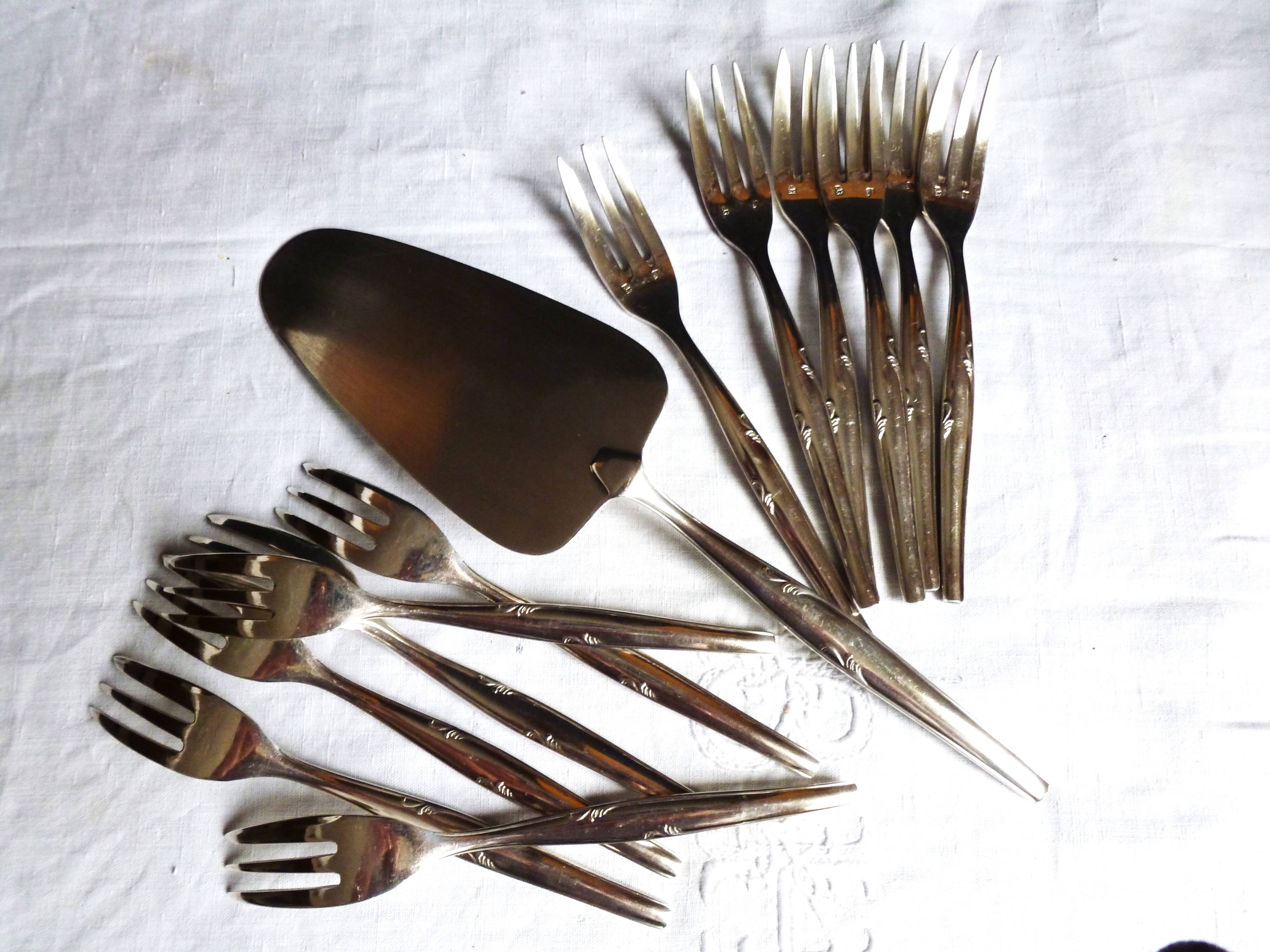 Silver-plated cake service / 12 forks and silver cake server