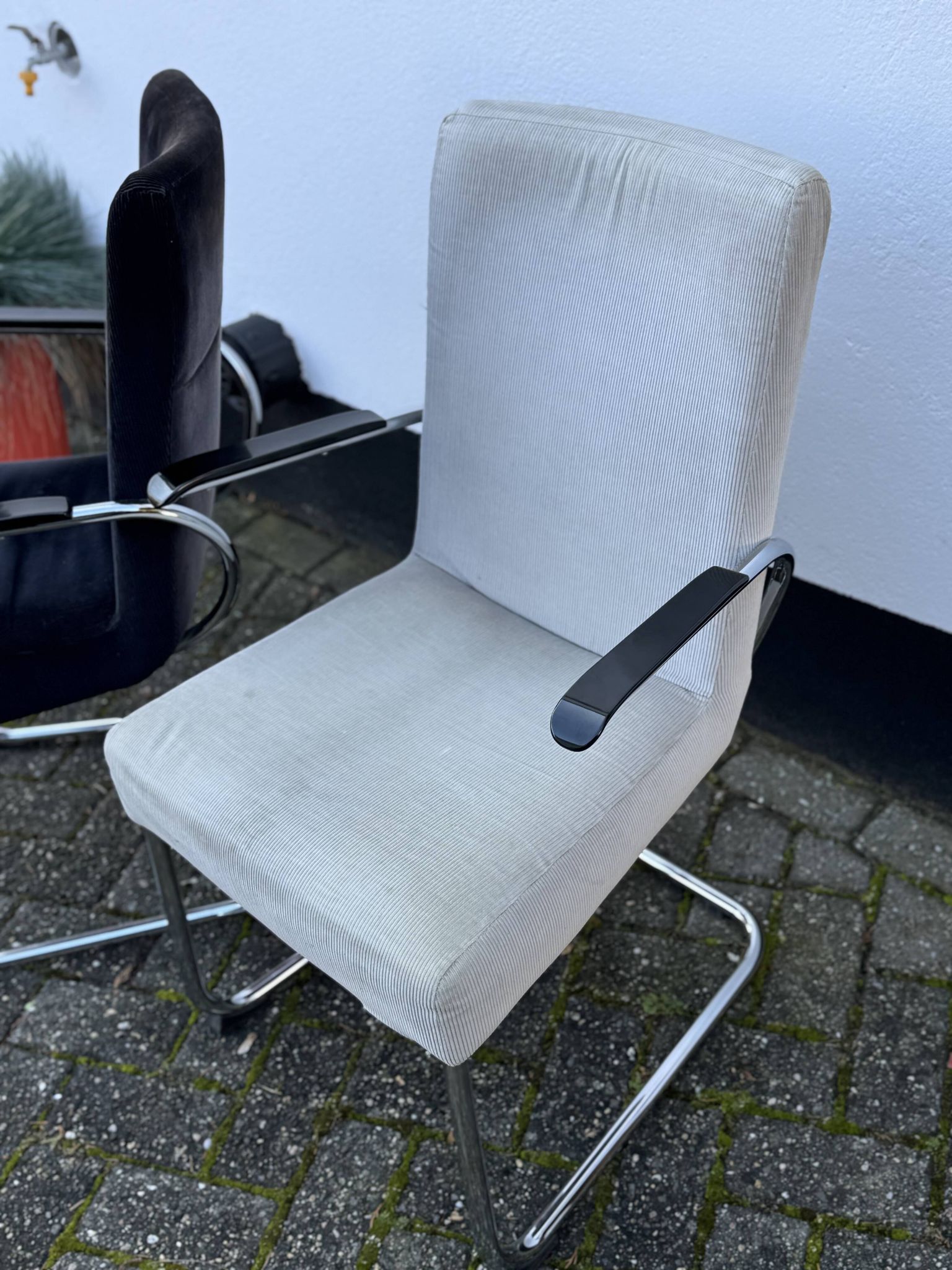 Paire de fauteuils en acier tubulaire