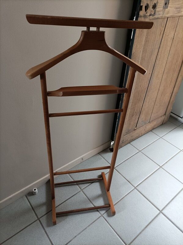 Wearing patinated varnished easel