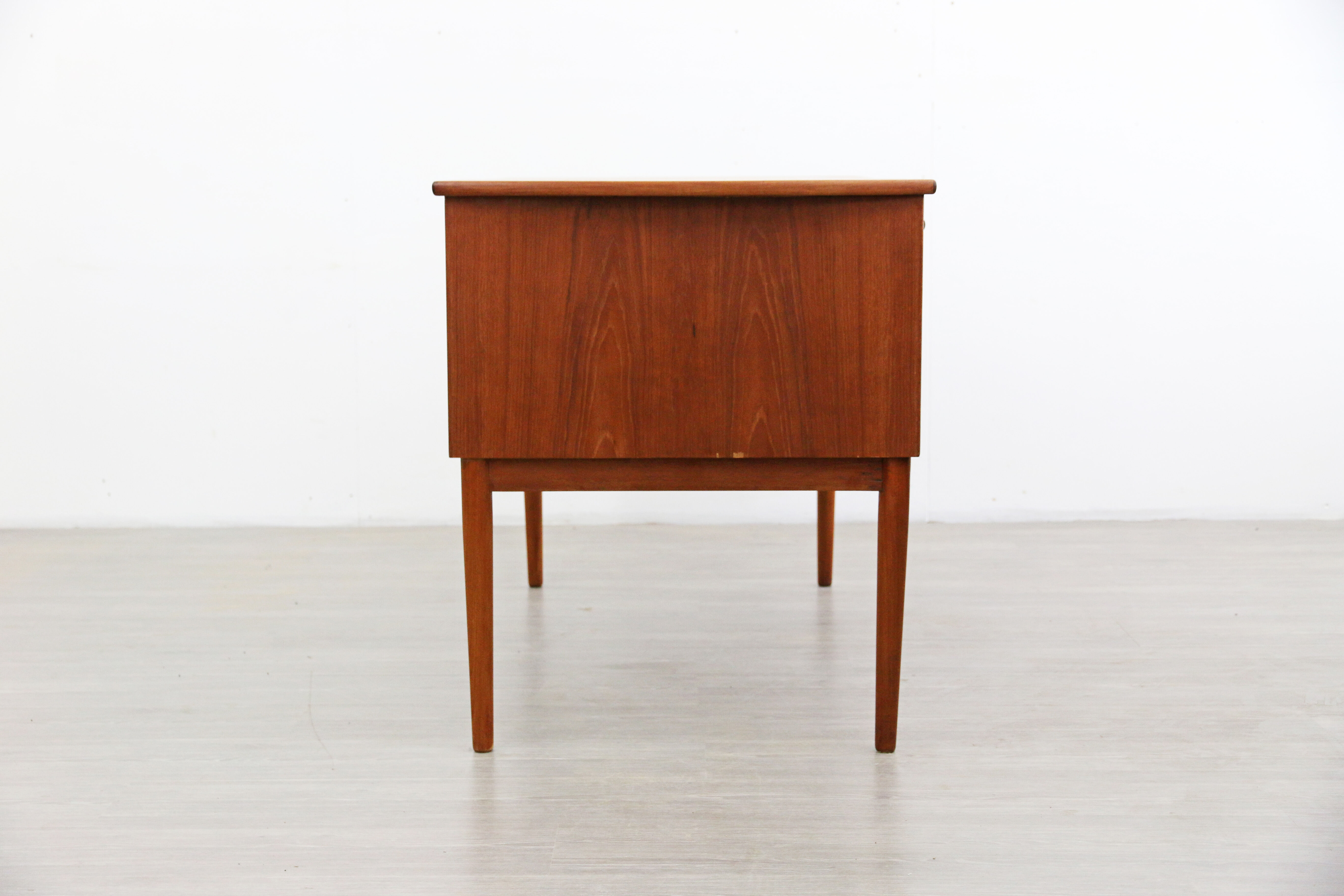 Bureau en teck, années 1960