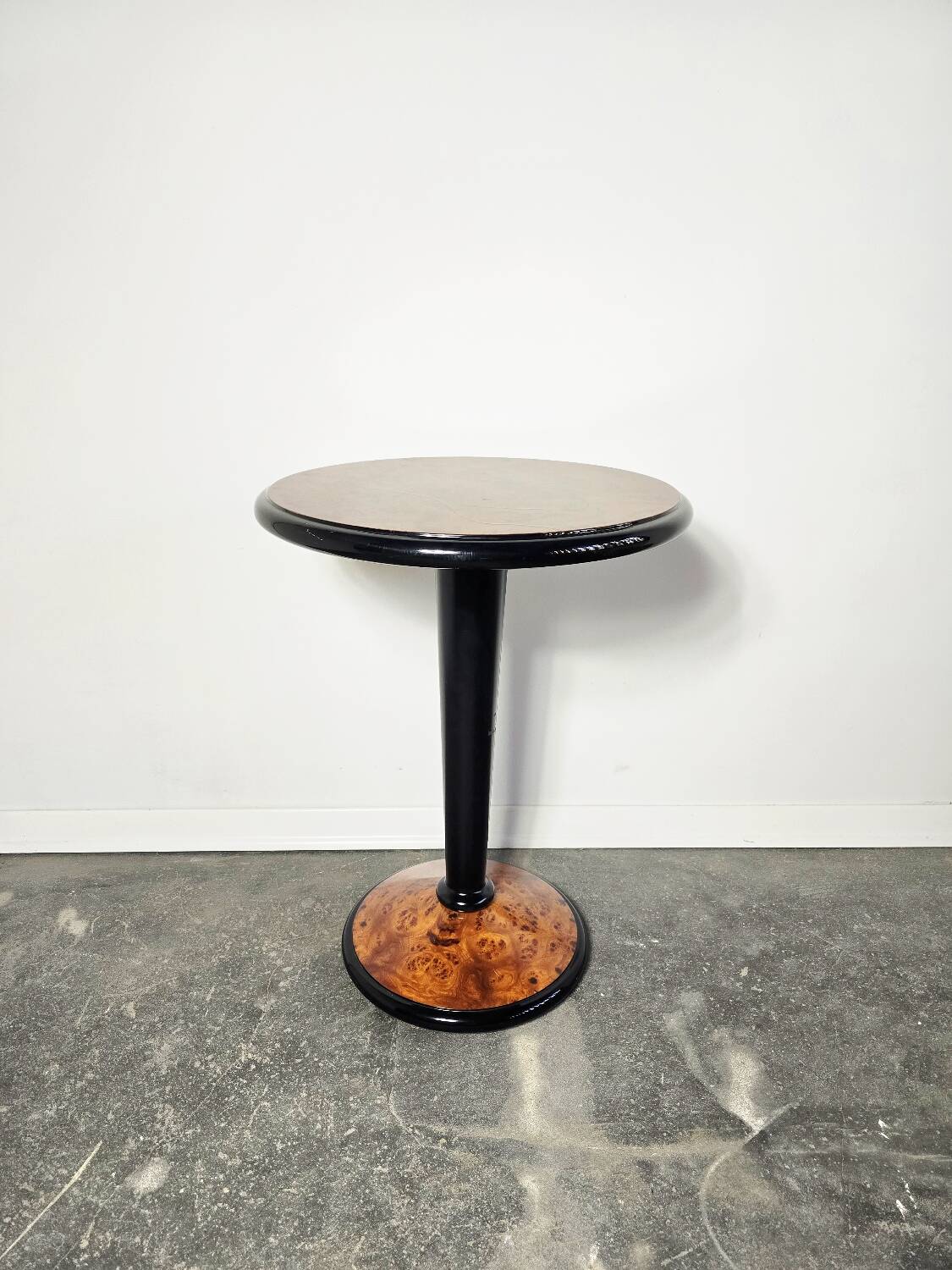 Table d'appoint en noyer et bois ébène de style Art Déco