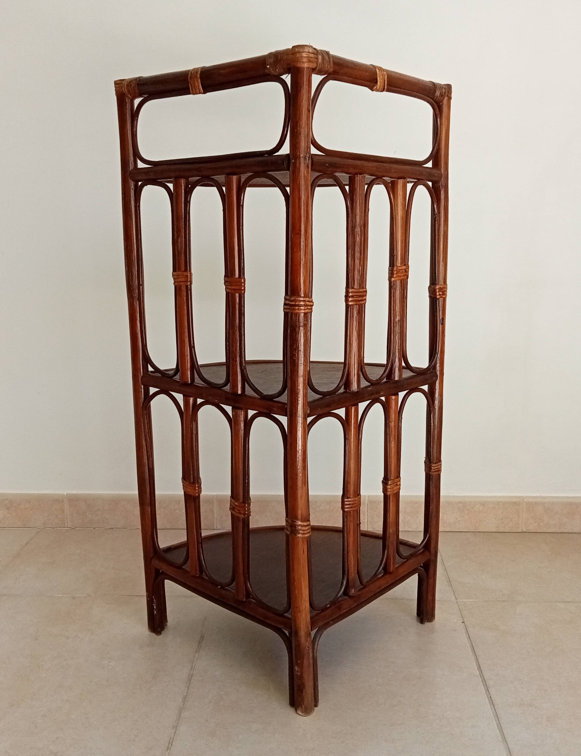 Étagère d' angle vintage bambou et rotin années 70