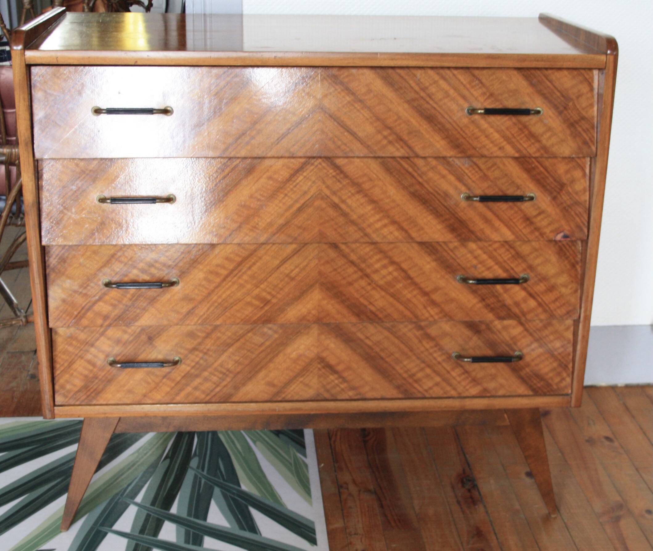 Commode en bois pieds compas