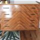 Commode en bois pieds compas