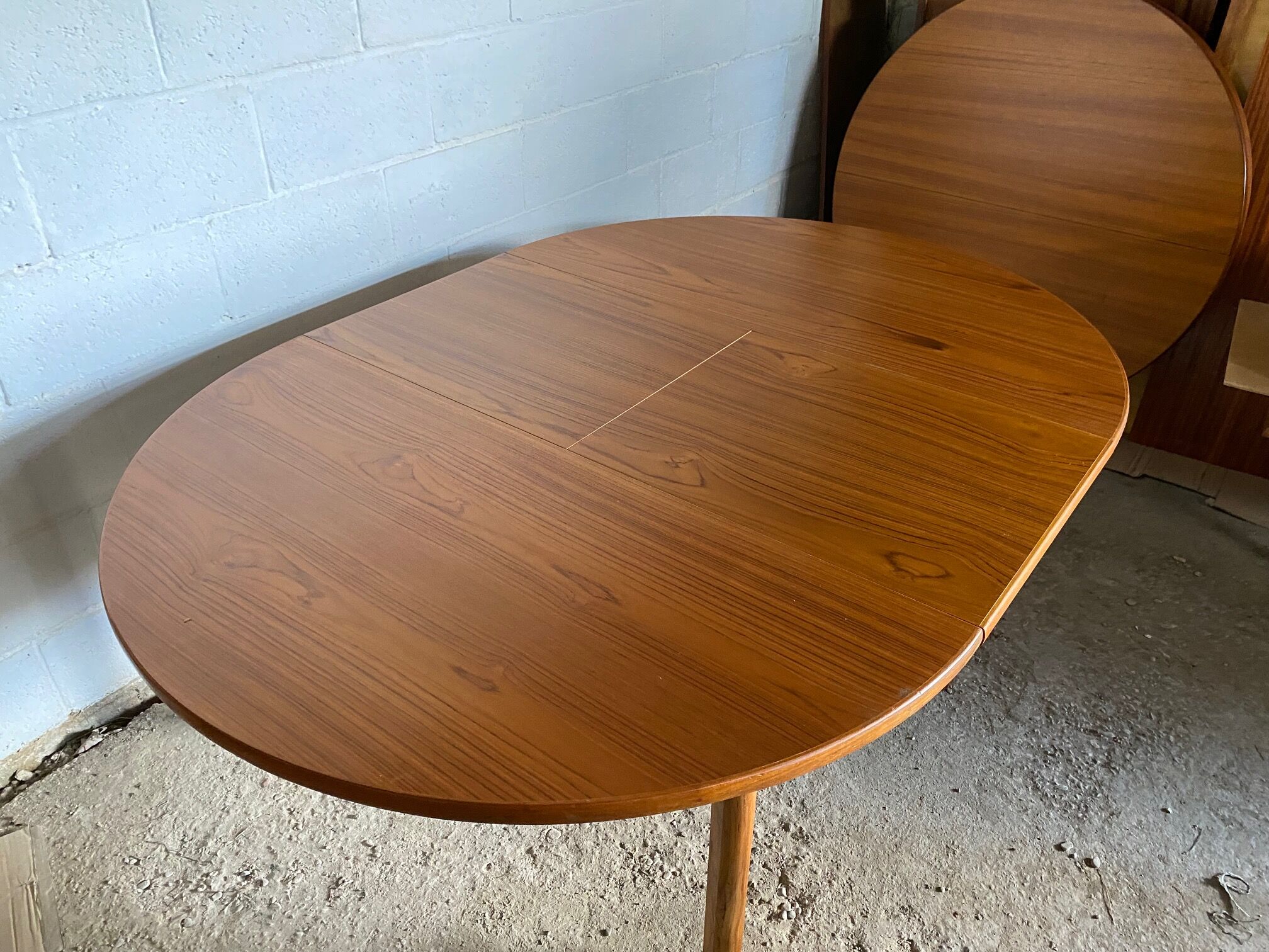 Scandinavian extendable table in teak