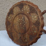 Paire de petites tables guéridon indienne en bois sculpté et orné
