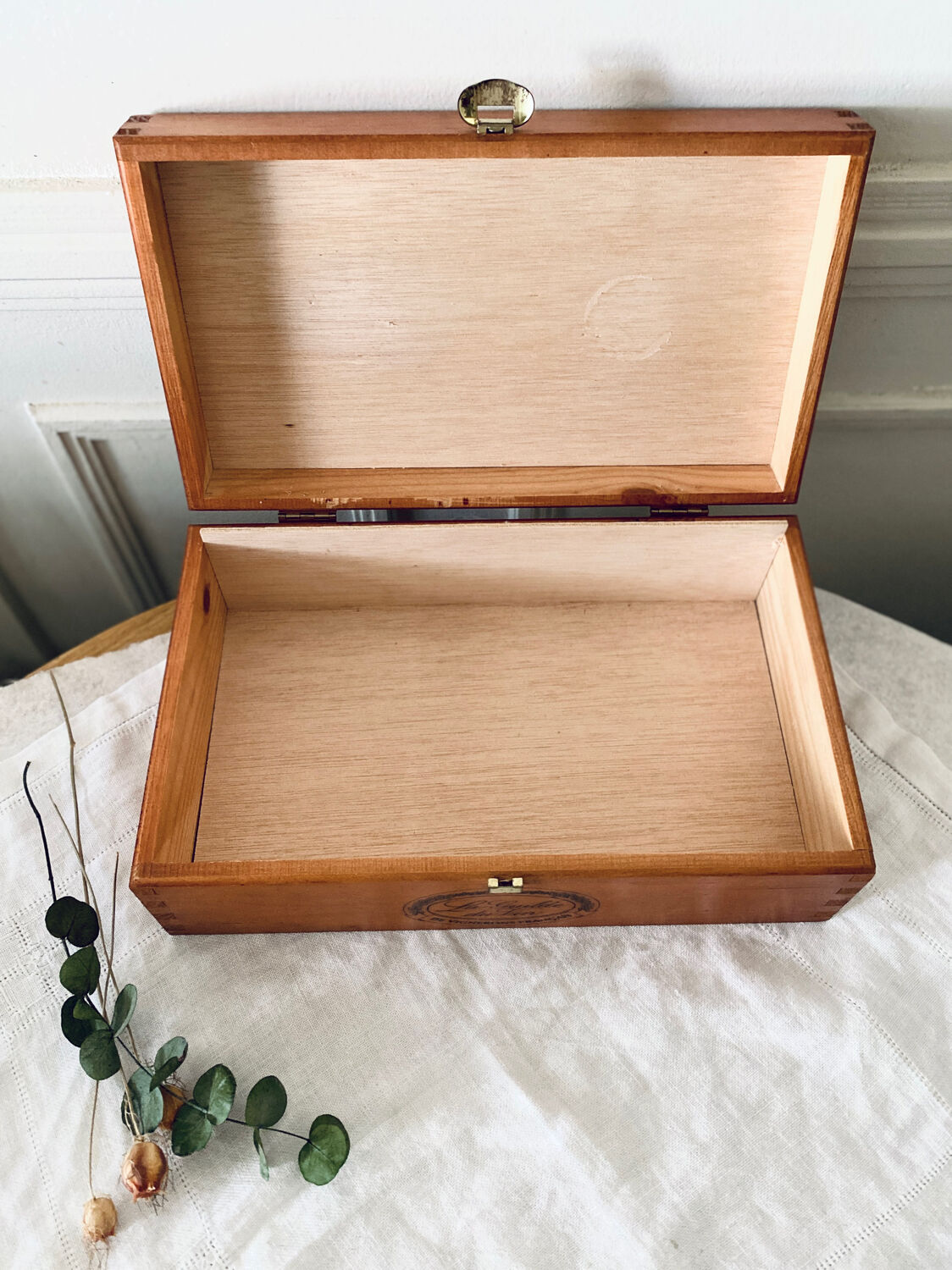 Wine crate wooden box with lid