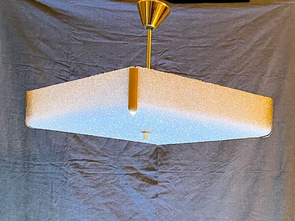 Plafonnier ou suspension en laiton et perspex, forme géométrique de losange, style des 1950's