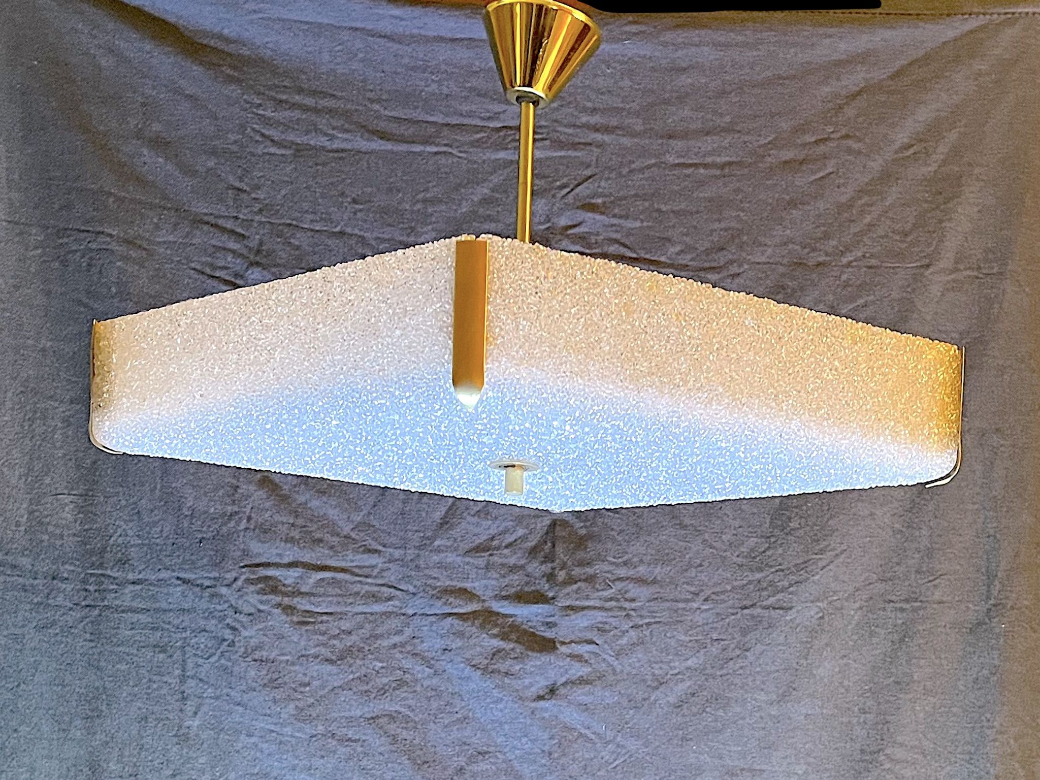Plafonnier ou suspension en laiton et perspex, forme géométrique de losange, style des 1950's