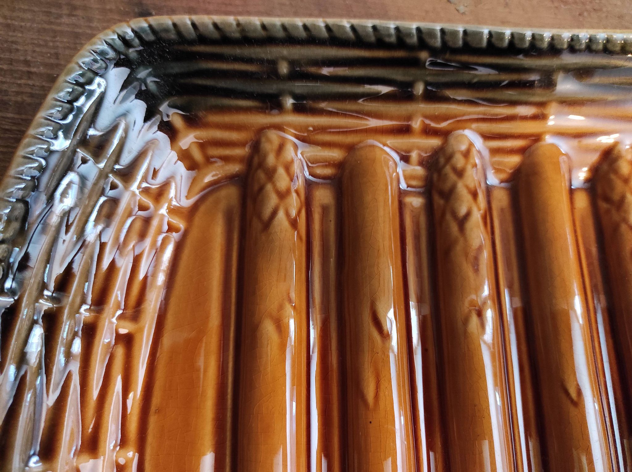 Plateau d’asperges vintage français majolique de Sarragamines