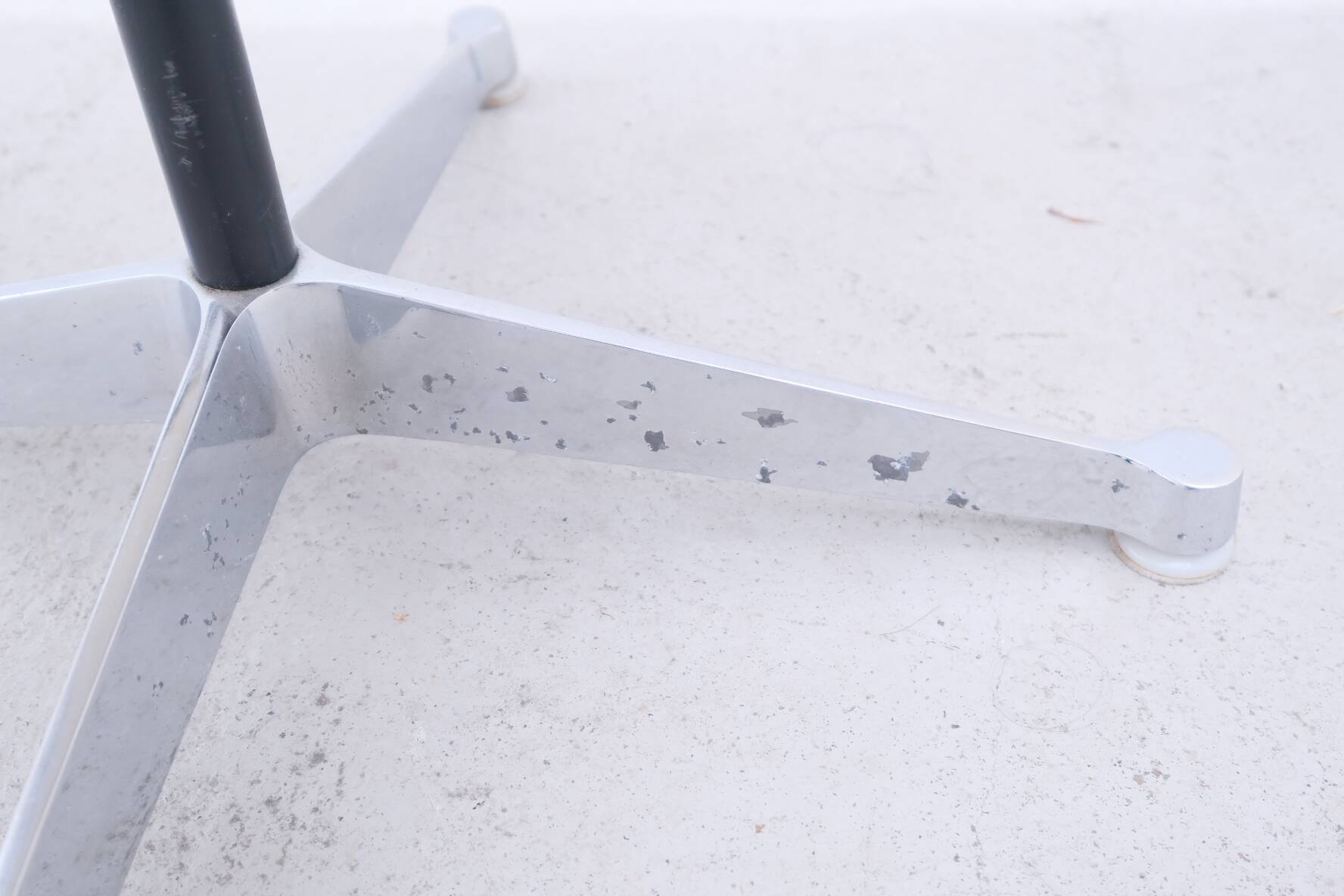 Charles & Ray Eames "EA 105" chairs for Herman Miller in leather, 1970