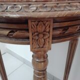 Guéridon en bois sculpté dans le style louis XVI