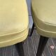 Paire de chaises moutarde pieds fuseaux