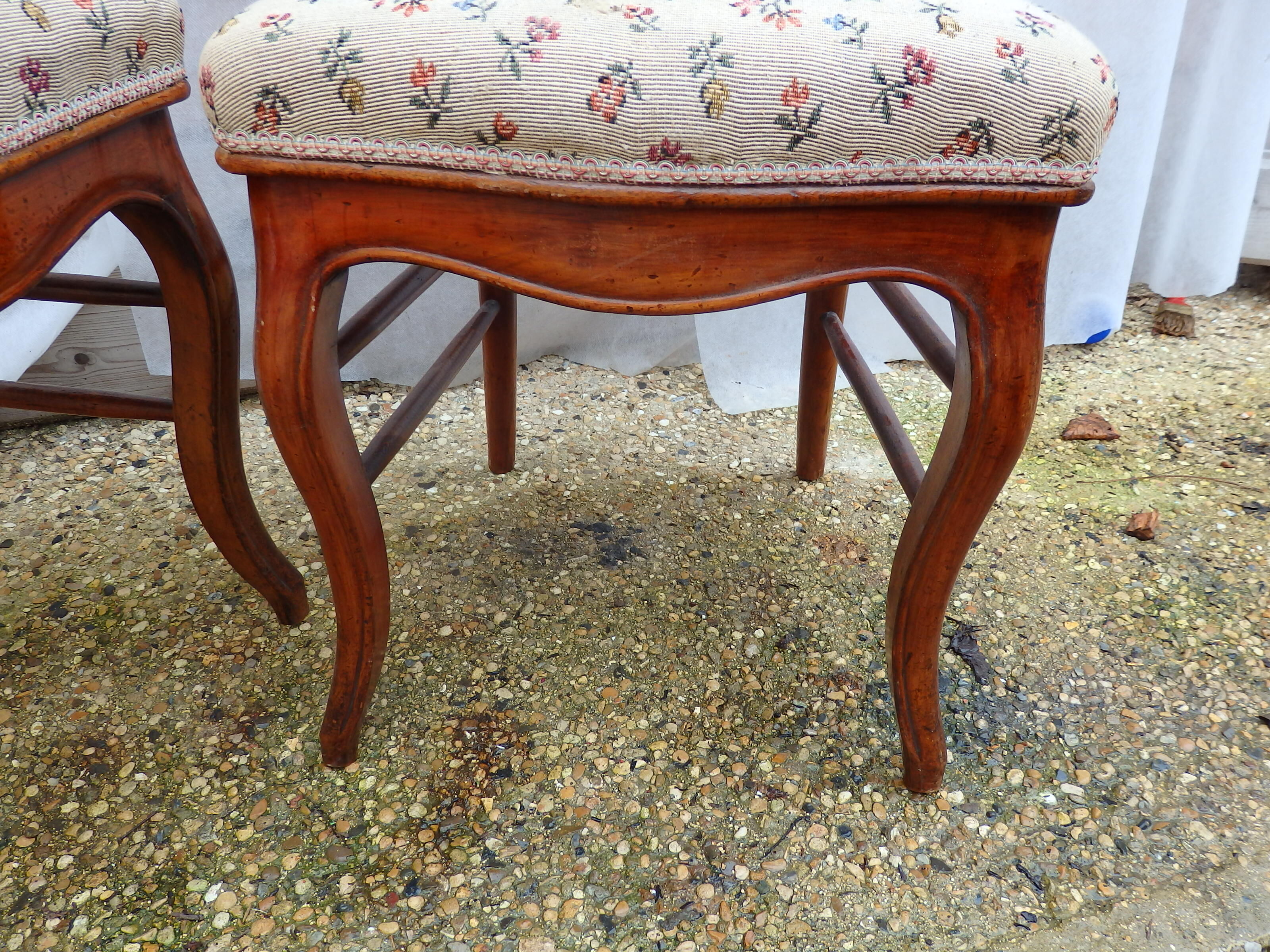 Pair of old chairs has medallion style Louis XVI