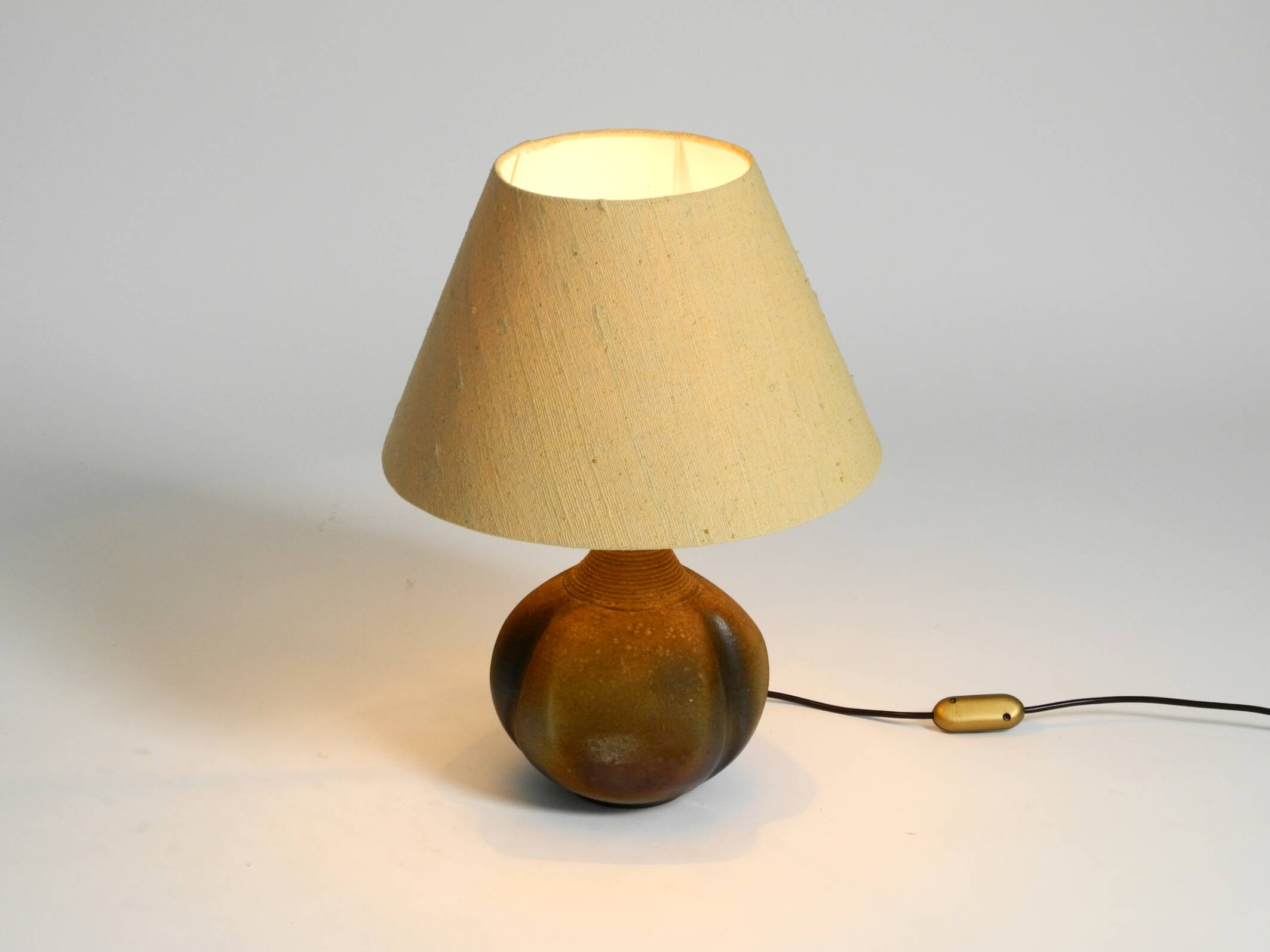 Très belle lampe de table en céramique des années 1960 avec abat-jour en tissu d'origine.