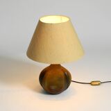 Très belle lampe de table en céramique des années 1960 avec abat-jour en tissu d'origine.
