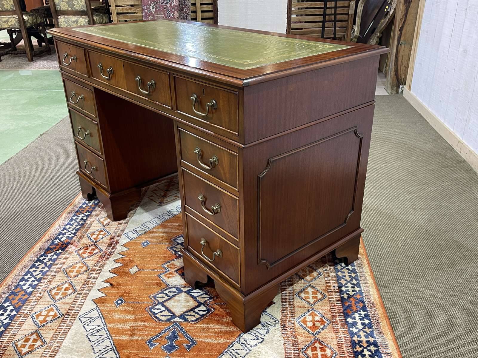 Bureau anglais à caissons des années 1950 en acajou et dessus cuir