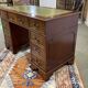Bureau anglais à caissons des années 1950 en acajou et dessus cuir
