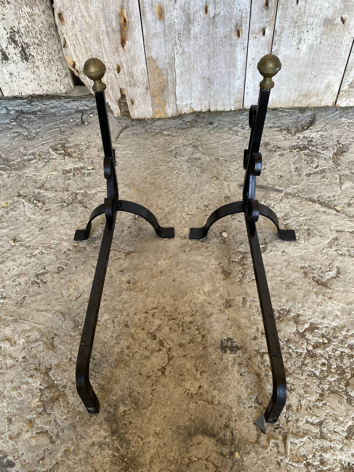 Paire de Chenets Cheminée Fer Forgé Volutes + Têtes Boule Laiton Vinta