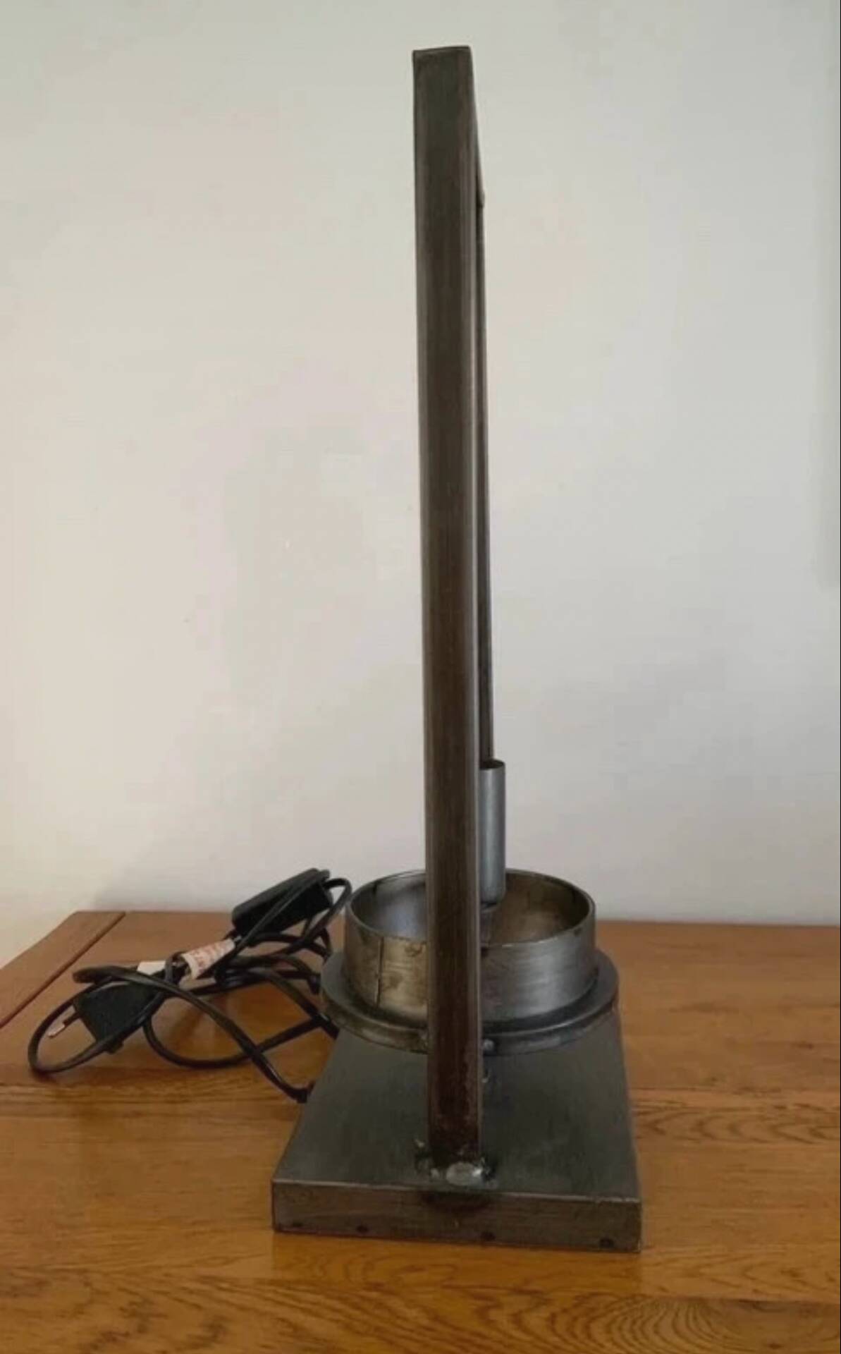 Superb table lamp base in raw metal with an industrial style.