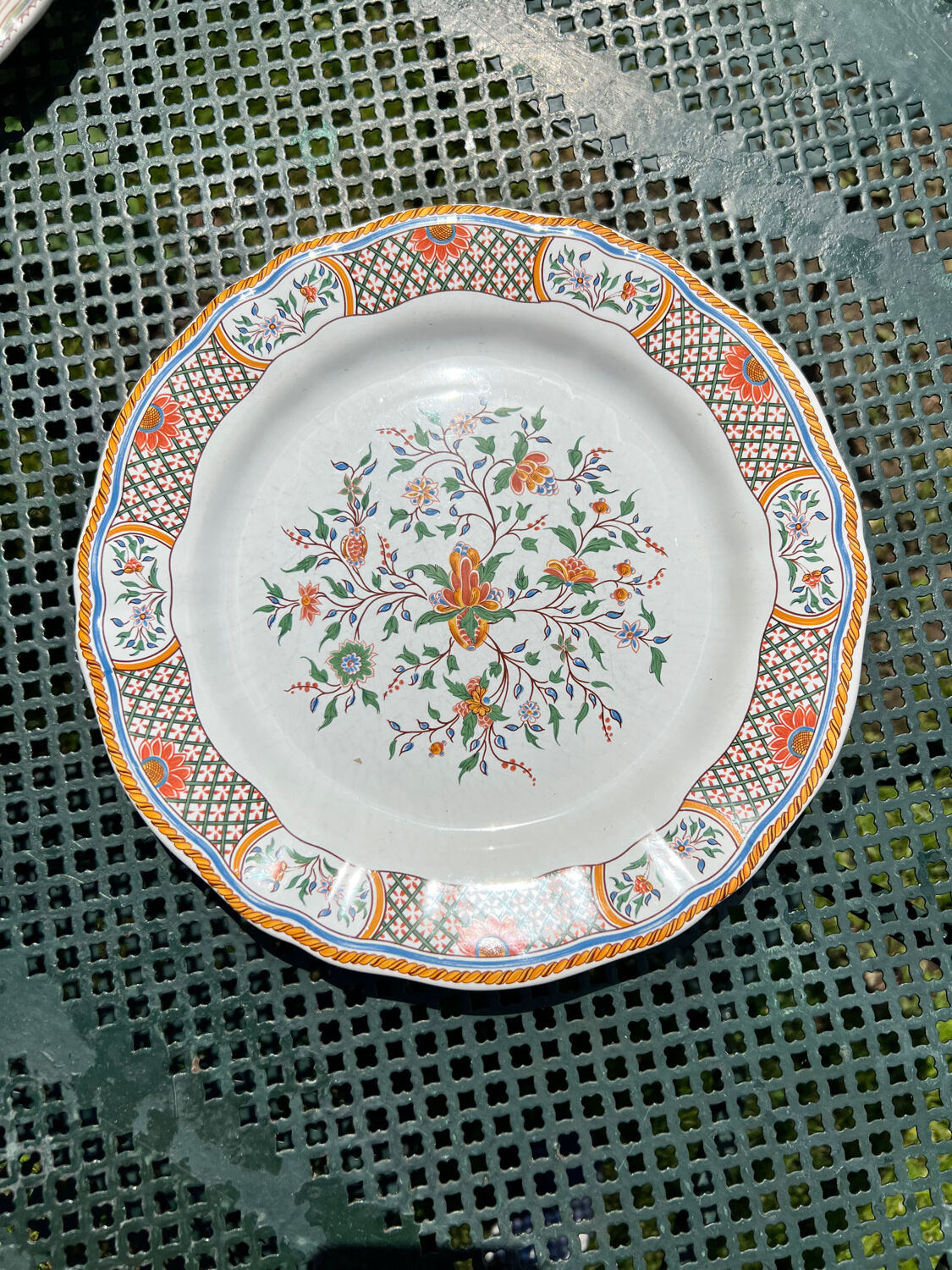 Composition of 4 flat earthenware plates, Gien