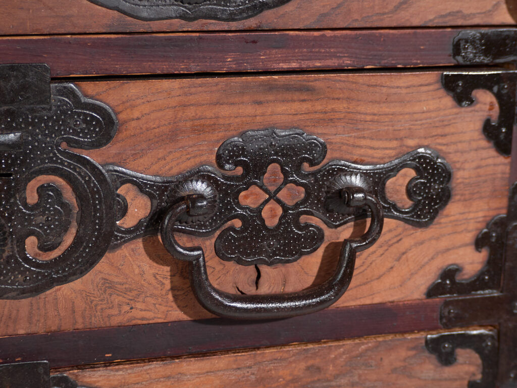 Ancient Japanese tansu of the choba-tansu type – Meiji/Taishō period (circa 1880-1920)