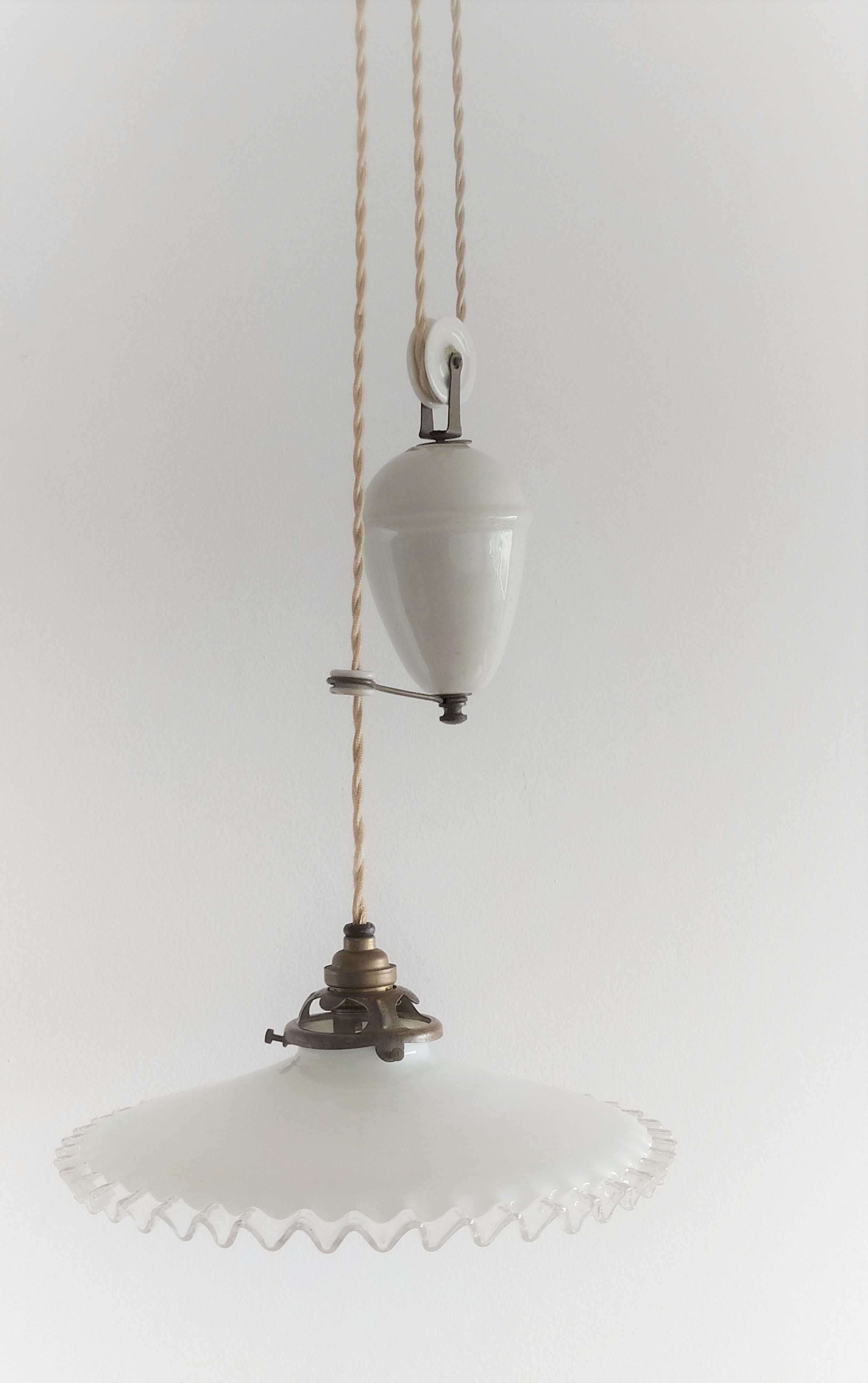 Hanging lamp goes up and down