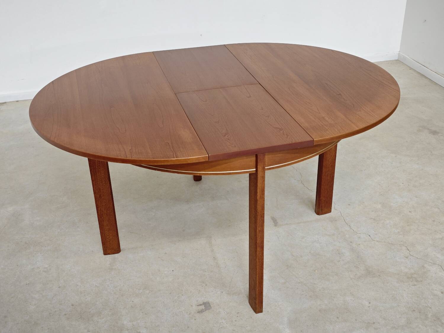 Extendable table with integrated Scandinavian style Self