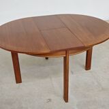 Extendable table with integrated Scandinavian style Self